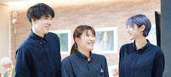 談笑するスタッフ3人の写真